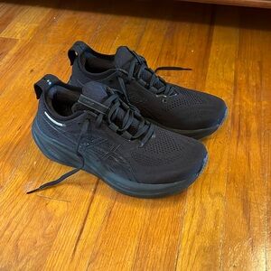 ASICS Women’s Gel Nimbus 26 Size 10 black. Worn once. Perfect condition.